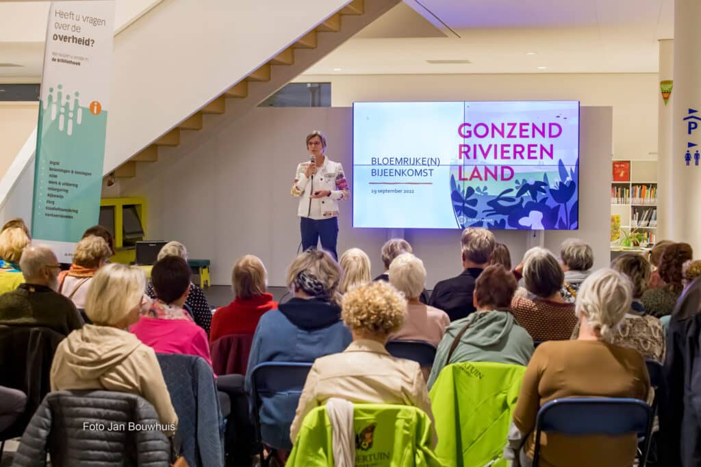 Tiel, 29 september 2022
Informatiebijeenkomst over Bloemrijken: samen voor een gonzend Rivierenland in de Vlindertuin en Zinder. Een bijeenkomst van De Fruitmotor om informatie uit te wisselen over het project Bloemrijken en Gonzend Rivierenland. Samen nadenken over hoe we onze leefomgeving nòg groener en diverser kunnen maken door middel van zogenaamde "Bloemrijken".
Foto Jan Bouwhuis.